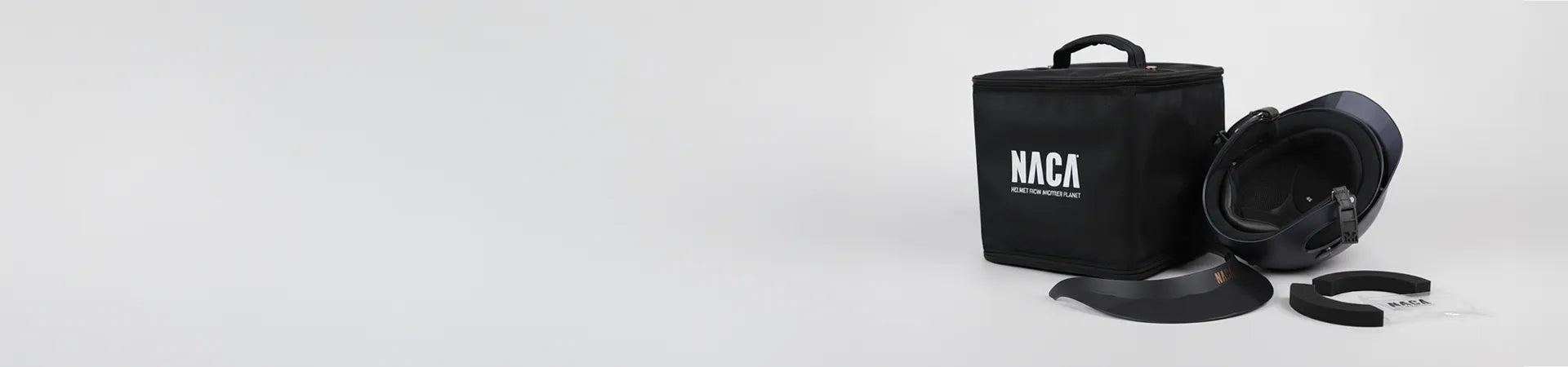 Vue d’ensemble des accessoires NACA pour casque d’équitation, sur fond clair minimaliste.