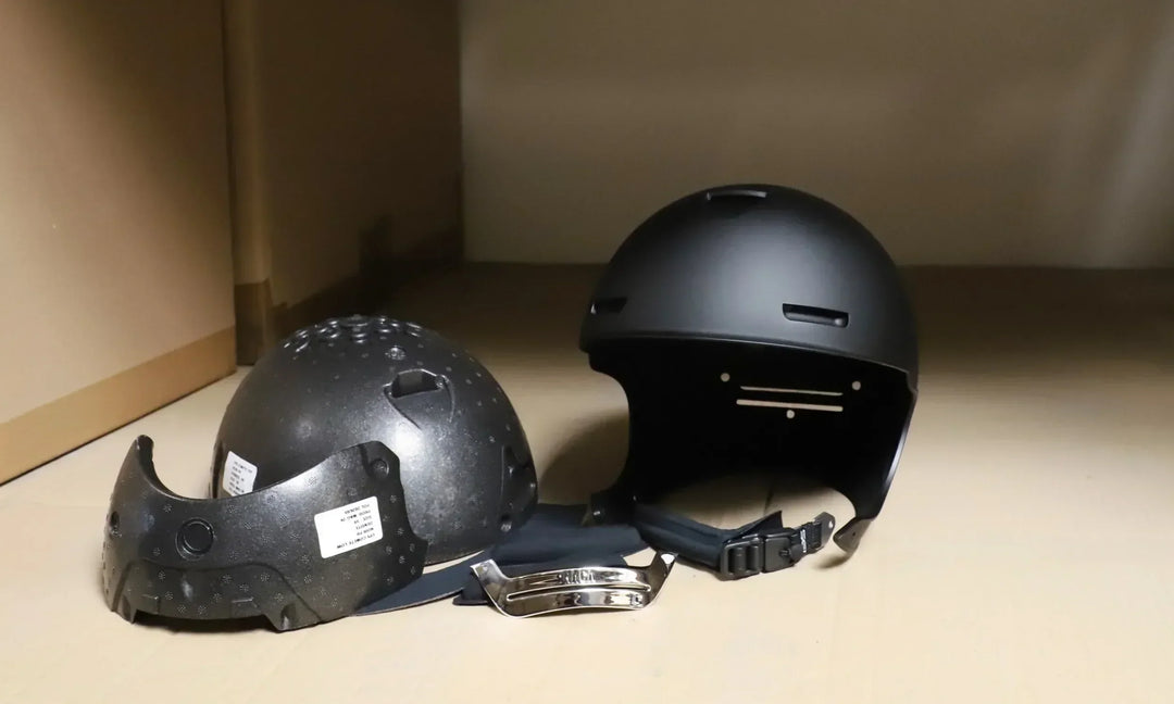 Casque NACA démonté avec sa coque, son calotin en polystyrène EPS et sa jugulaire