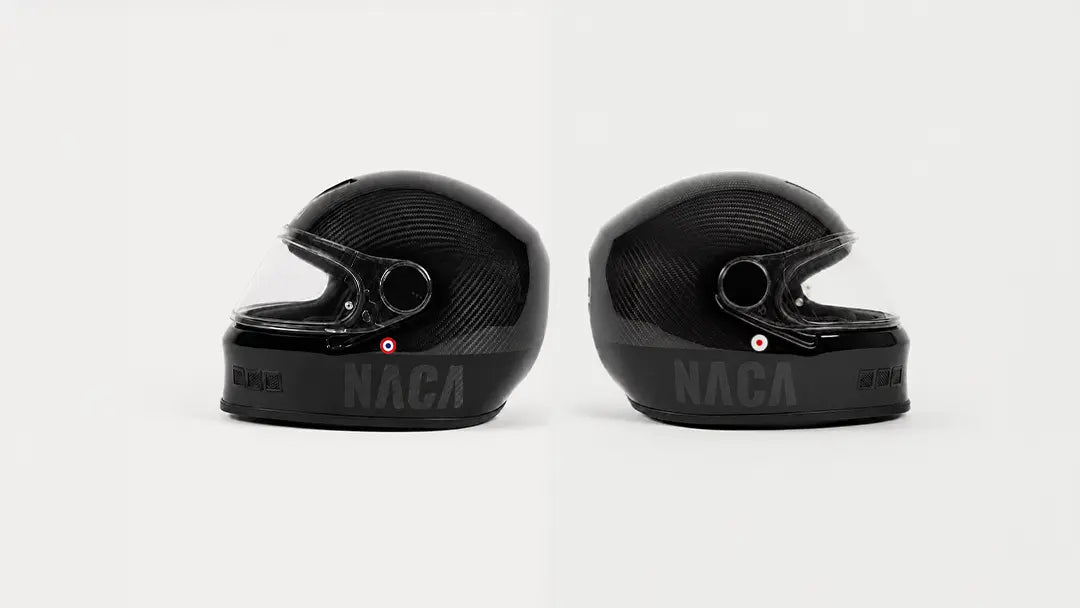 Deux casques moto intégraux NACA Le Castellet en carbone noir, vue de profil sur fond blanc
