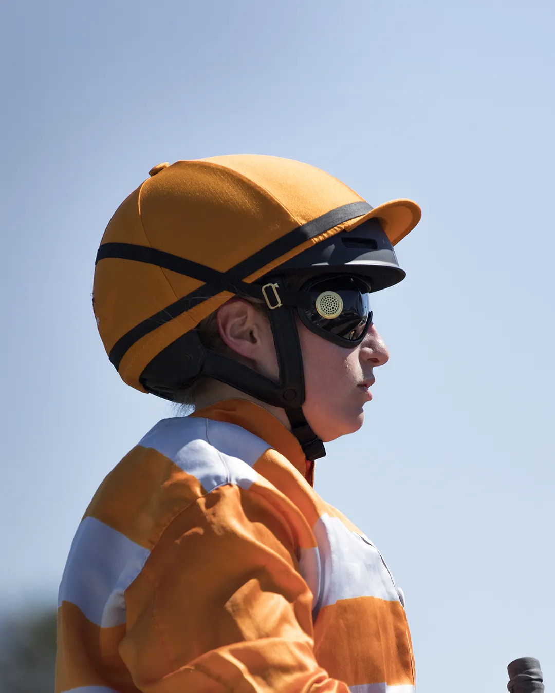 Casque de course NACA Comète S Racing MATE porté sous une toque orange, vue de profil sur l&