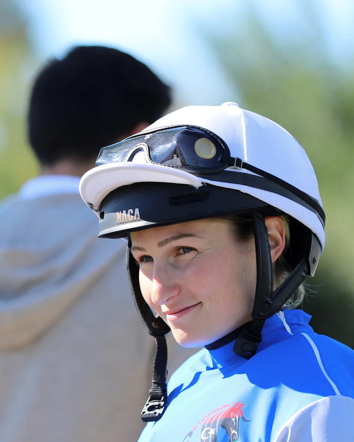 La jockey Marie Waldhauser porte le casque d&
