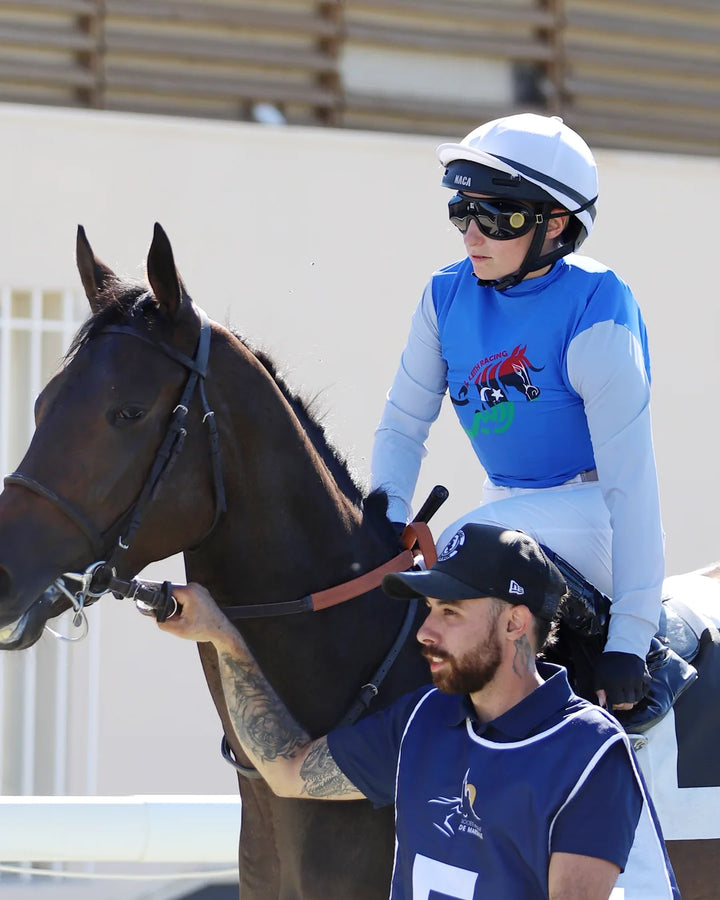 Marie Waldhauser à cheval au rond de présentation, équipée du casque NACA COMÈTE S Racing Mat