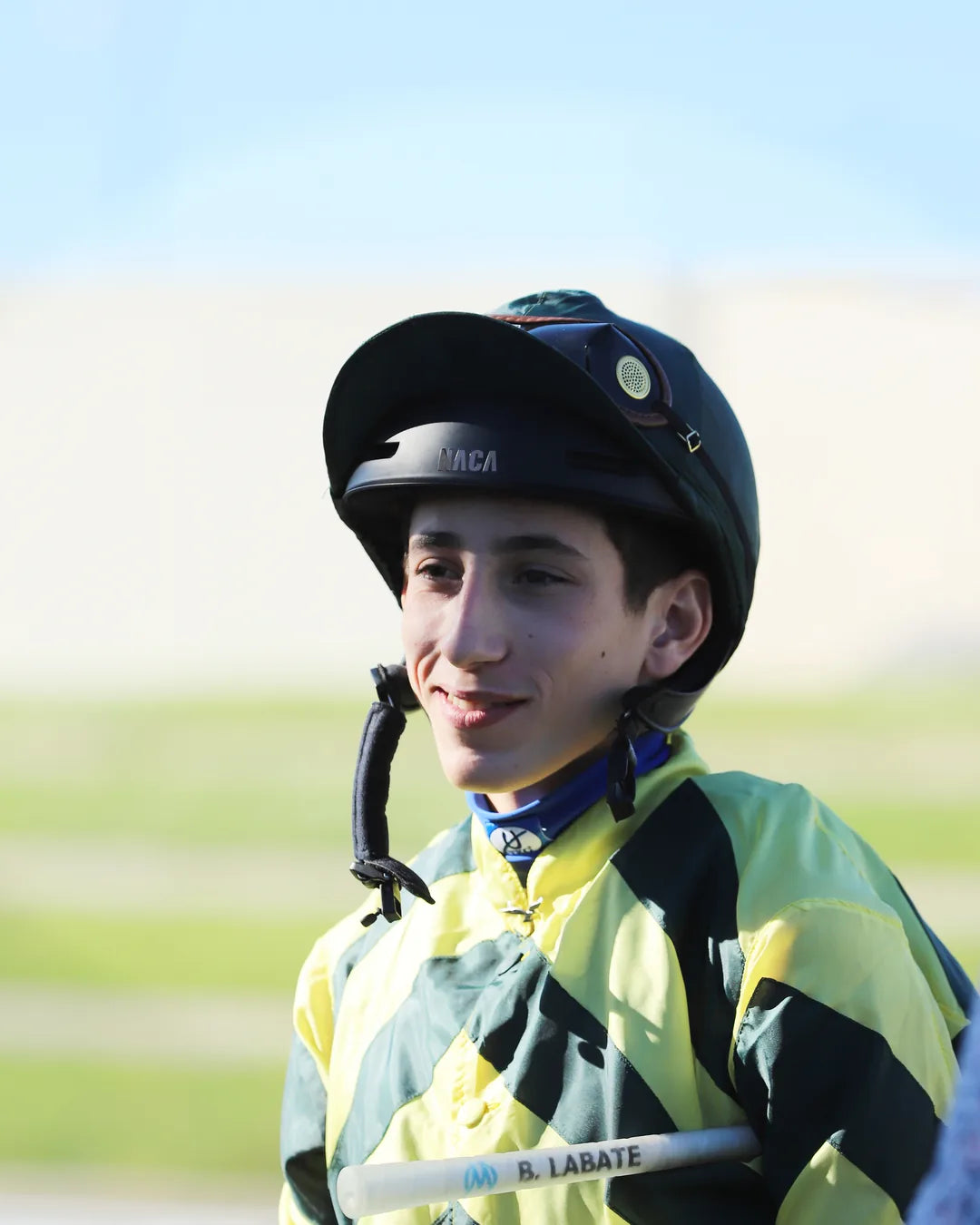 Le jeune jockey Bryan Labate porte le casque d&