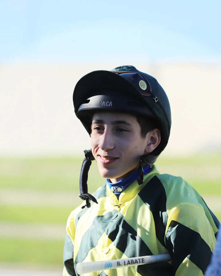 Le jeune jockey Bryan Labate porte le casque d&