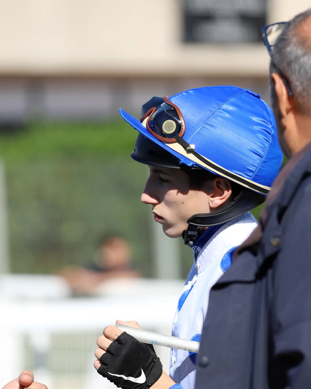 Le jockey apprenti Bryan Labate équipé du casque d&