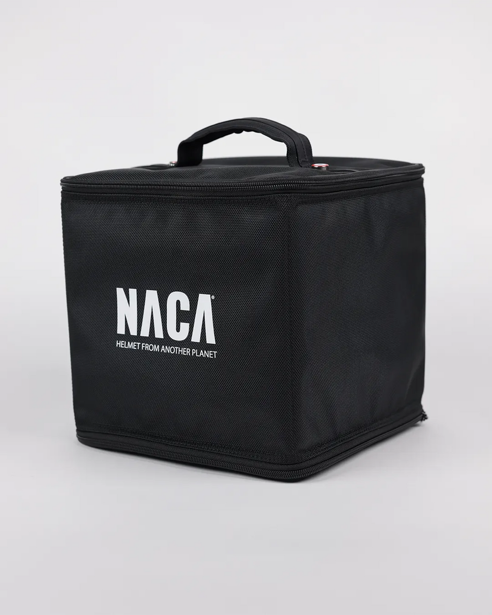 Helmet case NACA avec poignée supérieure, présenté en position verticale.