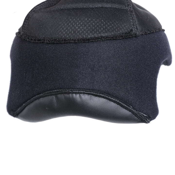 Mousse intérieure NACA tenue à la main, illustrant sa légèreté et sa souplesse.